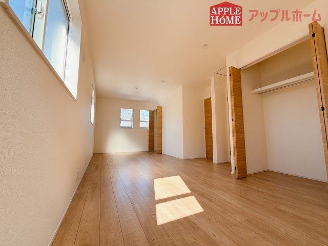 【新築戸建】行田市富士見町2丁目2期の洋室|居室は全室収納あり！たっぷりある収納活用でお部屋もキレイを保てます♪