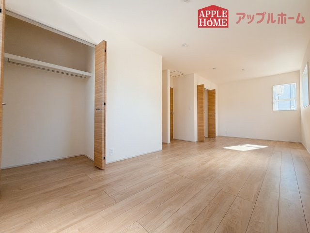 【新築戸建】行田市富士見町2丁目2期の洋室|居室は全室収納あり！たっぷりある収納活用でお部屋もキレイを保てます♪