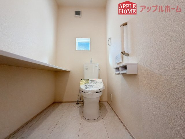 【新築戸建】行田市富士見町2丁目2期のトイレ|白を基調とした清潔感のある明るい空間。温水洗浄便座付きで、毎日快適・清潔に使用できます。操作しやすい壁面リモコンを採用しています。