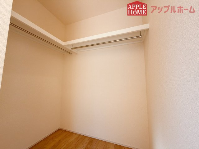 【新築戸建】行田市富士見町2丁目2期の収納|お洋服を大切にされる方に大変喜ばれる、ウォークインクローゼット。お洋服以外にも掃除機やスーツケースなどを一箇所に集約できるのは魅力ですね！扉が一箇所ですので、お部屋の見た目にもスッキリ！