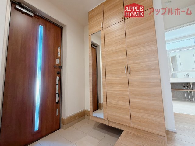 【新築戸建】行田市富士見町2丁目2期の玄関|明るくて清潔感溢れる玄関。便利な姿見鏡＆下駄箱収納付きです♪散らかりがちな玄関もすっきりと片付きます。
