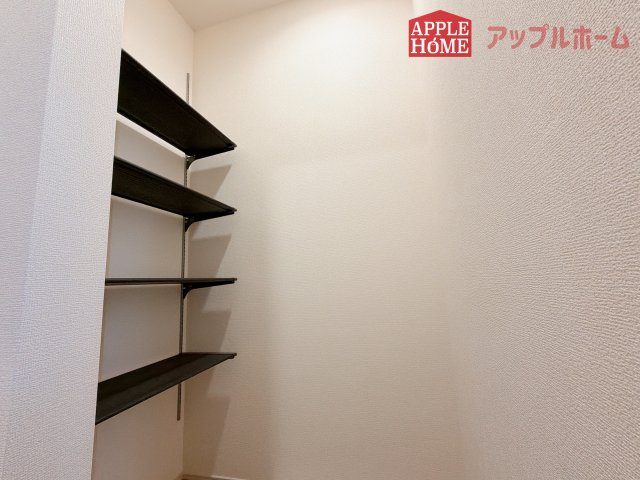 【新築戸建】行田市富士見町2丁目2期の収納|明るく清潔感のある玄関でお客様を迎えるスペースをパッと明るい印象に！大容量の収納力で大家族の履物もすっきり収納できます♪