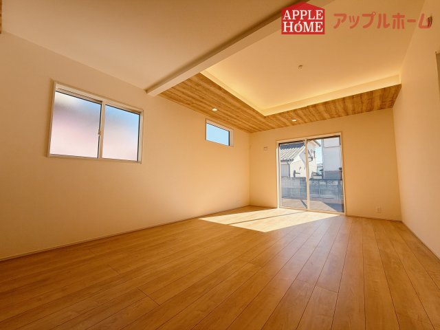 【新築戸建】行田市富士見町2丁目2期の居間・リビング|明るい日差しがさすリビングは、家族の憩い空間。お庭を眺めながら、毎日話が弾みそうですね♪