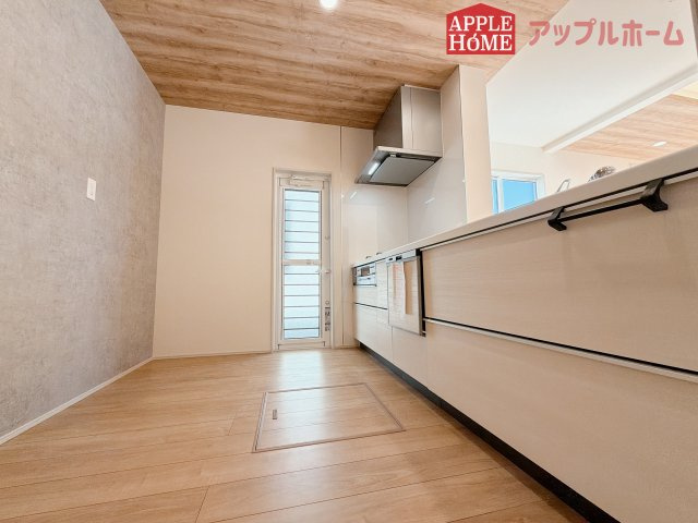【新築戸建】行田市富士見町2丁目2期のキッチン|キッチンから部屋中が見守れるので、小さなお子様がいるご家庭でも安心です。シンプル×ナチュラルな温かい空間は、どんなスタイルの家具も合わせやすいお部屋です。