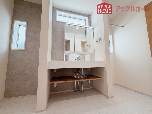 【新築戸建】行田市富士見町2丁目2期の独立洗面台|ゆとりの洗面スペースで朝の身支度も快適スムーズに。３面鏡で髪のセットやお化粧もストレスなくこなせ、朝から気分良く通勤通学に向かえそうですね！鏡の裏にはたっぷりと収納スペースを標準装備