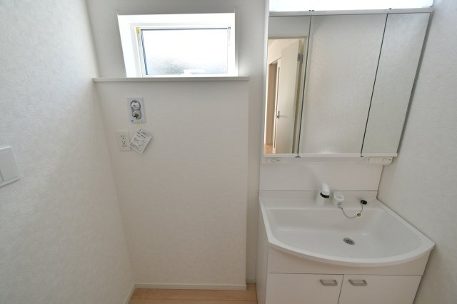 南アルプス市在家塚の新築一戸建の独立洗面台|三面鏡付洗面台