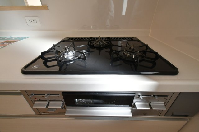 南アルプス市在家塚の新築一戸建のキッチン|ガスコンロ３口