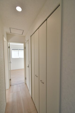 南アルプス市在家塚の新築一戸建のその他|通路の収納たっぷり