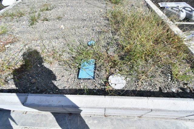 南アルプス市在家塚の新築一戸建の庭|メーターボックス　下水枡