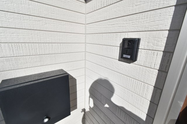 南アルプス市在家塚の新築一戸建の防犯設備|ポストとインターホン玄関スマートキー　らくらく施錠