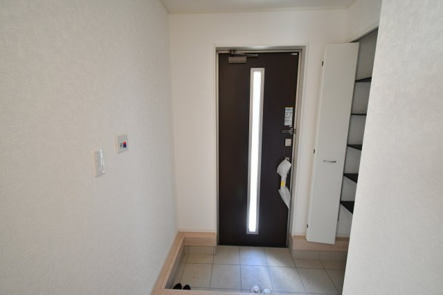 南アルプス市在家塚の新築一戸建の玄関|便利なシューズクロークベビーカーも置く場所があります