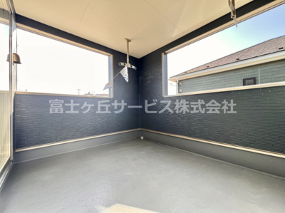 【バルコニー】 | 裾野市佐野 7期 新築一戸建て 3号棟  | お洗濯にも便利なバルコニー付き