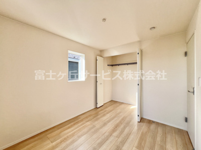 【洋室】 | 裾野市佐野 7期 新築一戸建て 3号棟  | 5.2帖の洋室です