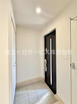 【玄関】 | 裾野市佐野 7期 新築一戸建て 3号棟  | シンプルで使いやすい玄関です