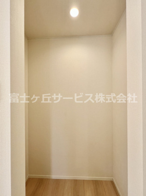 【収納】 | 裾野市佐野 7期 新築一戸建て 4号棟  | キッチン横にパントリーがあります