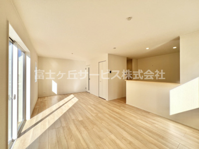 【居間・リビング】 | 裾野市佐野 7期 新築一戸建て 4号棟  | 18.2帖のリビングダイニングです