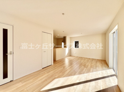 【居間・リビング】 | 裾野市佐野 7期 新築一戸建て 4号棟  | ゆったり過ごせるリビングです