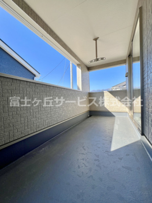 【バルコニー】 | 裾野市佐野 7期 新築一戸建て 4号棟  | お洗濯にも便利なバルコニー付き
