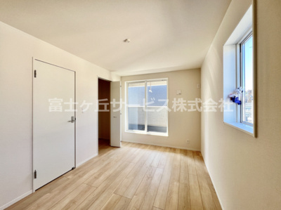 【洋室】 | 裾野市佐野 7期 新築一戸建て 4号棟  | 6.7帖の洋室です