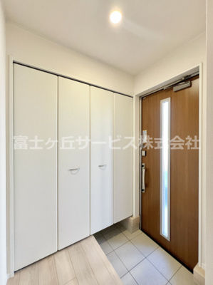 【玄関】 | 裾野市佐野 7期 新築一戸建て 4号棟  | きれいな玄関です