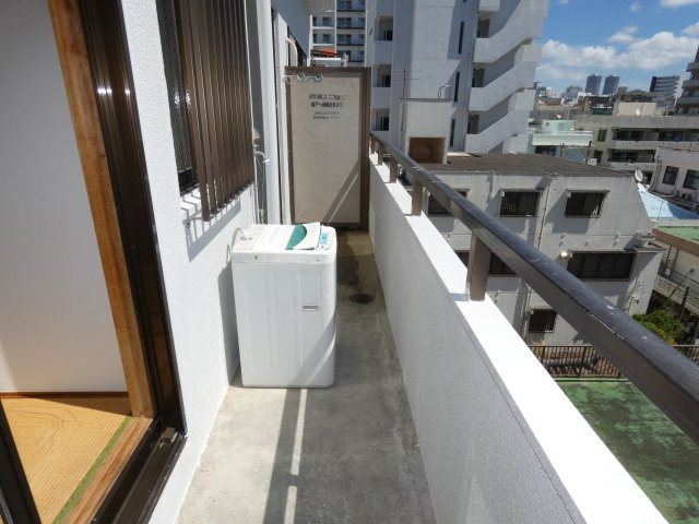 松藤ビルのバルコニー|洗濯機置き場ございます
