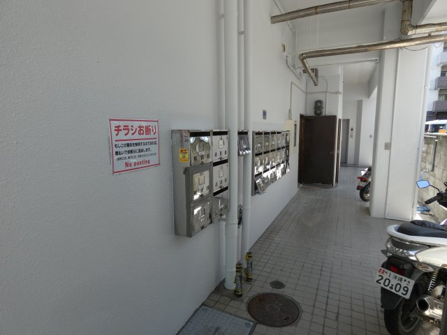 松藤ビルのエントランス|集合ポストがございます