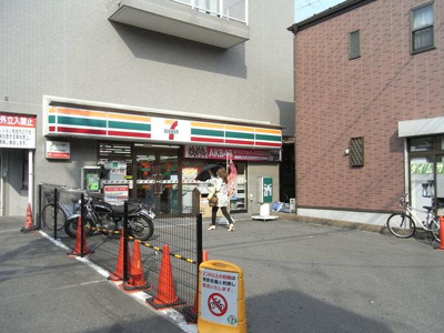 セブンイレブン横浜弘明寺口店 181m