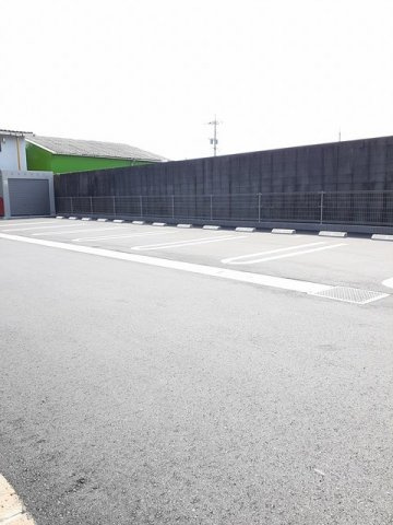 アンド　ザ　ブルー　Ⅰの駐車場