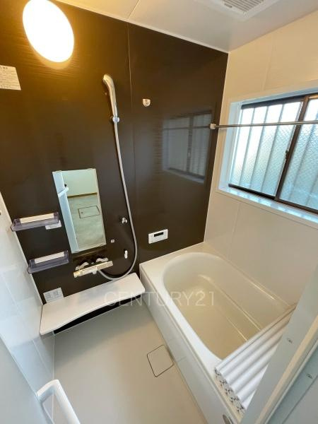 前橋市鳥取町1期中古一戸建ての浴室|浴室乾燥機付きで天候が悪い日でも手軽に衣類を乾燥させることができます。