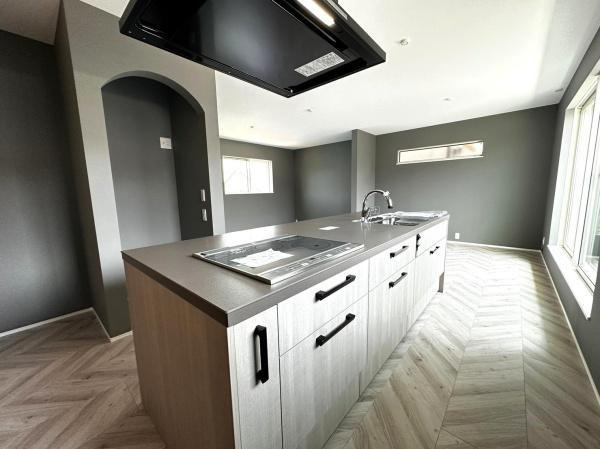 【その他】 | ※当社施工例
見せるキッチン。ダイニングとの空間のつながりが、スペースのゆとりを生み出します♪