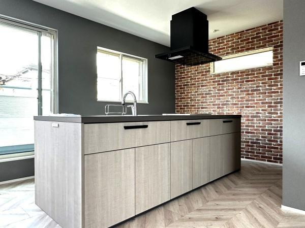 【その他】 | ※当社施工例
見せるキッチン。ダイニングとの空間のつながりが、スペースのゆとりを生み出します♪