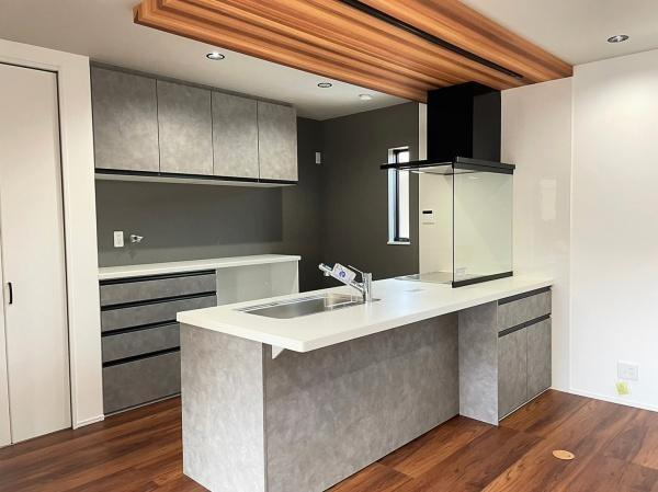 【その他】 | ※当社施工例
食品や食器などを収納する棚があります！もちろんそれ以外にも、普段はあまり使わない調理器具をしまうなど、その使い勝手は多様。
