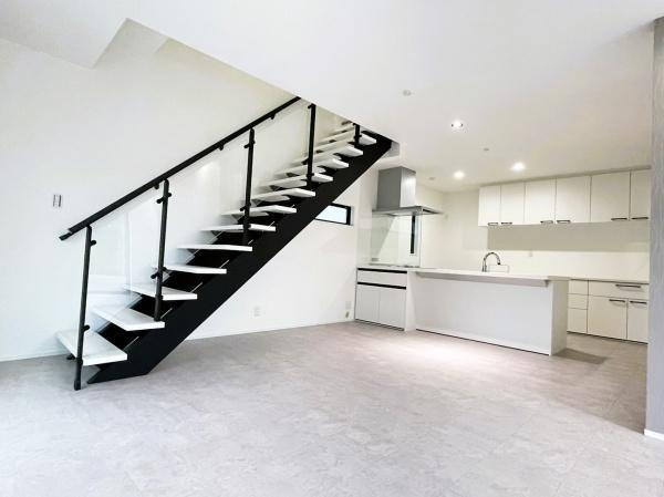 【その他】 | ※当社施工例
ここにはみんなが集い、食事と楽しい会話が始まる。話に夢中になりすぎて、ついつい時を忘れてしまう。そんな束の間の幸せを感じさせてくれる場所。