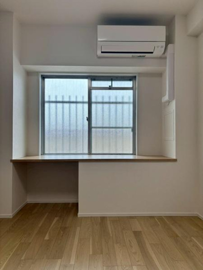 【居間・リビング】 | 越谷ファミリータウンD棟 | 【リビング扉を開けてすぐ。インテリアを飾ってもオシャレ】