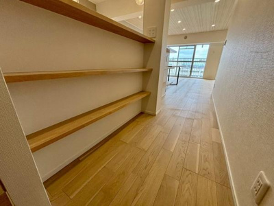 【居間・リビング】 | 越谷ファミリータウンD棟 | 【間接照明がおしゃれなリビング。明るく窓も大きいです】