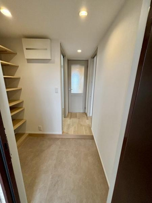 【キッチン】 | 越谷ファミリータウンD棟 | 【キッチン横のパントリー。たくさん置けてちょっとしたインテリアで物を置いてもおしゃれです】