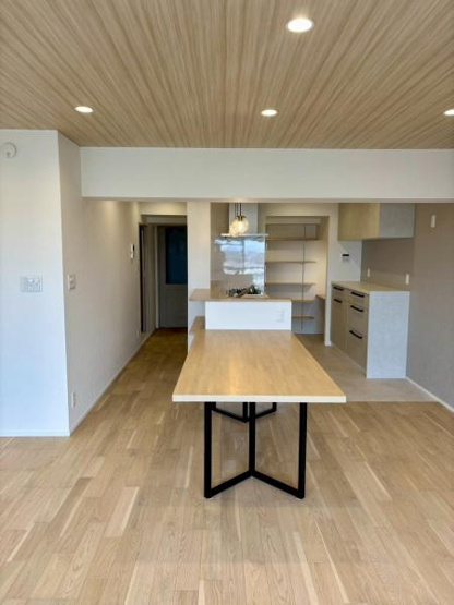 【間取り】 | 越谷ファミリータウンD棟 | 【開放感のある広々としたリビング。陽当たりも良く日中は特に明るいお部屋です】