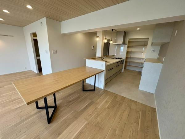 【キッチン】 | 越谷ファミリータウンD棟 | 【ダイニングテーブルは付いてきます。キッチンの横にあり使い勝手◎】