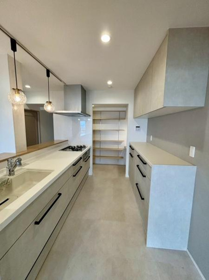 【キッチン】 | 越谷ファミリータウンD棟 | 【大容量の収納が魅力的。パントリーも広く収納には困りません。】