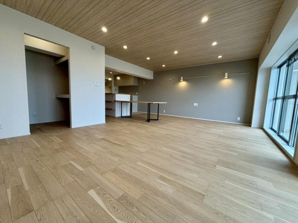 【洋室】 | 越谷ファミリータウンD棟 | 【洋室5.4帖。アクセントクロスがおしゃれで落ち着きのある洋室です】