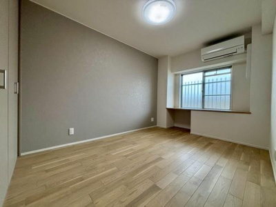 【洋室】 | 越谷ファミリータウンD棟 | 【書斎などにおすすめです。棚は本棚としても収納としても使えます】