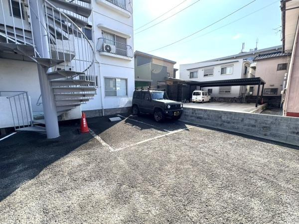 セイザンハイツ高松の駐車場