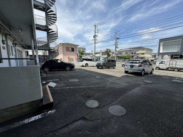 セイザンハイツ高松の駐車場