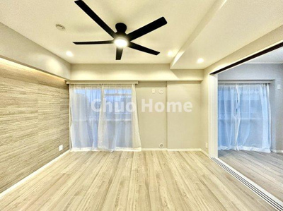 【居間・リビング】 | サンサーラ第2吾妻橋 | 【リビングダイニング】一日の中で多くの時間を過すことになるリビングダイニングだからこそ、いつも穏やかな空間であることが必然。爽やかな通風と採光を存分に感じる事が出来る空間です。