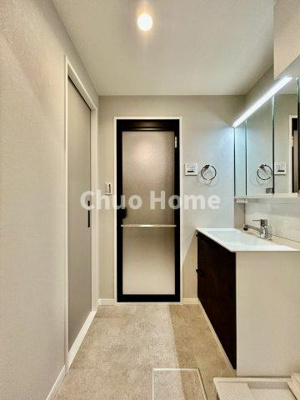 【脱衣所】 | サンサーラ第2吾妻橋 | 【洗面所】明るい洗面所は朝をすっきりさせてくれる空間です。バタバタしている忙しい朝でも収納が多い洗面台では短い時間で効率良く支度ができます。