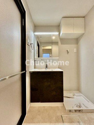 【独立洗面台】 | サンサーラ第2吾妻橋 | 【洗面化粧台】洗面化粧台には三面鏡を採用。身だしなみを整えやすい事はもちろんですが、鏡の後ろに収納スペースを設ける事により、散らかりやすい洗面スペースをすっきりさせる事が出来るのも嬉しいですね