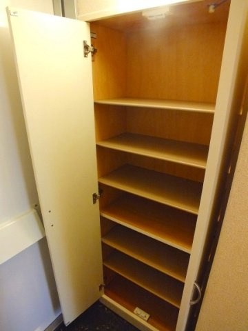 レオパレスシャンブル穴川の玄関