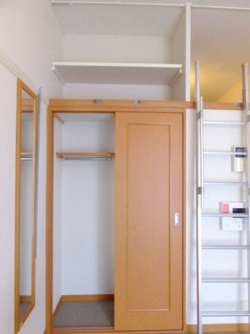 レオパレスシャンブル穴川の内装|クローゼット