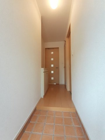 ブリッサ　カメリアの玄関