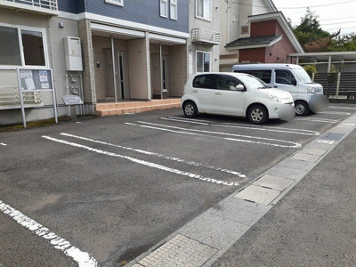 【駐車場】 | フローレスＢ | 駐車場があるので、車を買う予定の方も安心です